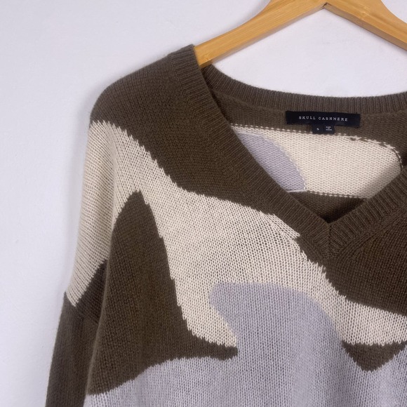 Skull Cashmere Camo Skull Graphic V-Neck Sweater Small - Picture 2 of 6